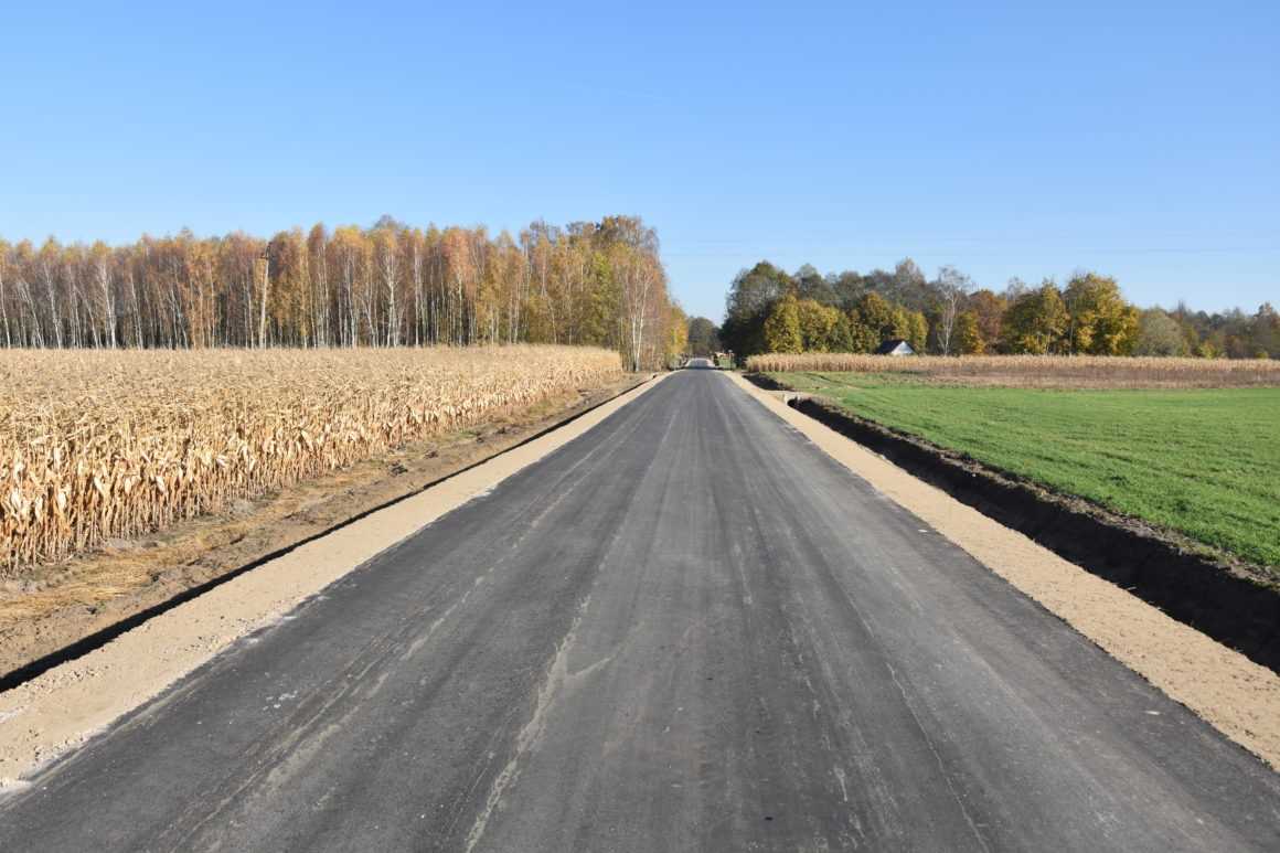 Nowa droga na pograniczu Milewa i Żelech. Przebudowana dzięki wsparciu samorządu województwa mazowieckiego